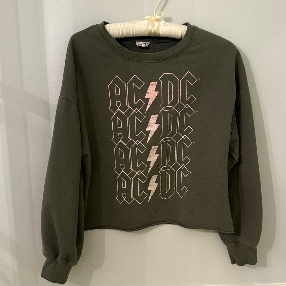 Gray by Grayson Sweatshirt AC/DC Olive Green w Pink Crew Neck Medium